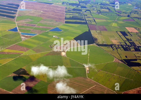 Nahaufnahme Luftaufnahme der Canterbury Plains wie der Nebel auf einem Herbstmorgen, Neuseeland genehmigt. Im Hintergrund sind die Südlichen Alpen. Stockfoto