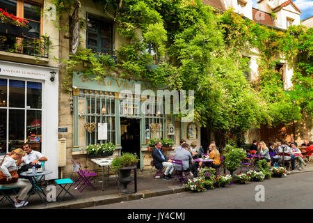 Paris, Frankreich, 4. Juni 2017: Berühmte Stil des Lebens in Paris, Frankreich mit Bistrrots und Menschen auf Terrassen. Hier, das ist "Das alte Paris" traditionelle Stockfoto