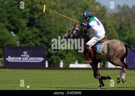 Tseleevo, Moskau, Russland - 26. Juli 2014: Esteban Panelo von Moskau Polo Club in Aktion im Spiel gegen das Team von britischen Schulen während Stockfoto