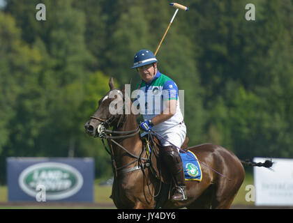 Tseleevo, Moskau, Russland - 26. Juli 2014: Alexis Rodzianko von Moskau Polo Club im Spiel gegen das Team von britischen Schulen während der Brit Stockfoto