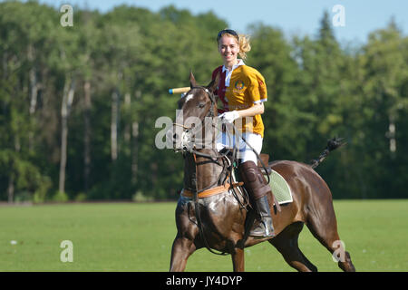 Tseleevo, Moskau, Russland - 26. Juli 2014: Aljona Chekhova der Tseleevo Polo Club nach dem Match gegen den Oxbridge Polo Team während der Briti Stockfoto