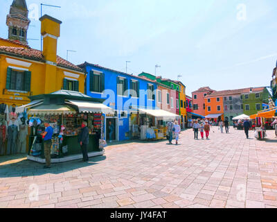 Burano, Venedig, Italien, 10. Mai 2014: Bunte alte Häuser auf der Insel Stockfoto