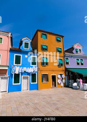 Burano, Venedig, Italien, 10. Mai 2014: Bunte alte Häuser auf der Insel Stockfoto