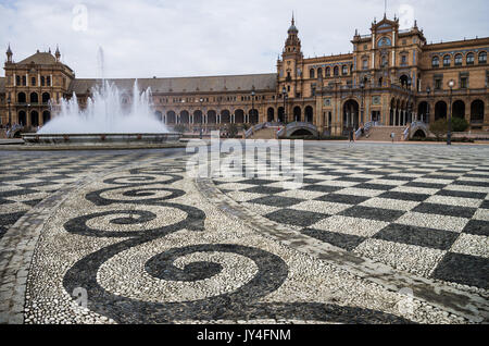 Plaza de España und Vicente Traver Brunnen und kunstvolle Muster kopfsteinpflaster, Sevilla, Spanien Stockfoto