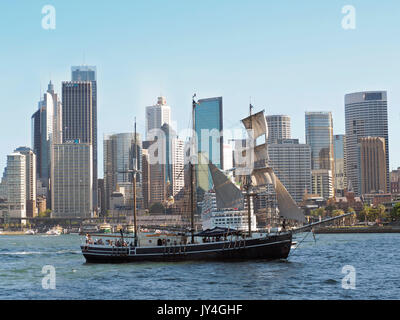 Segelschiff vor Sydney City Stockfoto