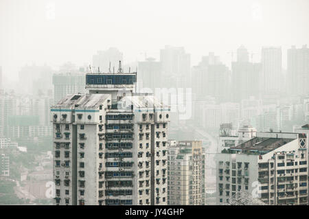 Luftverschmutzung über die Skyline von Chongqing, China sichtbar. Stockfoto