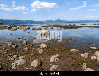 Rom, Italien. 17 Aug, 2017. Der See von Bracciano (Rom), ein See vulkanischen Ursprungs und Wasser finden der Hauptstadt, im Norden der Stadt von Rom, ist die Trocknung (es 1,4 Meter unterhalb der Schwelle fiel) aufgrund der Dürre und den Fang von Wasser für hydroponable Verwendung von Acea Ato 2 Spa - von der städtischen Acea (Kommunale Energie und Umwelt Unternehmen) - Kontrollierte nach Rom Kapital Kredit: Patrizia Cortellessa/Pacific Press/Alamy Leben Nachrichten dienen. Stockfoto