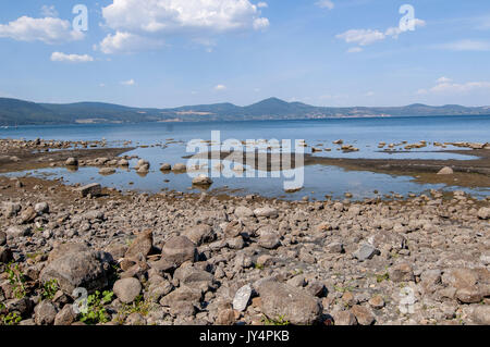 Rom, Italien. 17 Aug, 2017. Der See von Bracciano (Rom), ein See vulkanischen Ursprungs und Wasser finden der Hauptstadt, im Norden der Stadt von Rom, ist die Trocknung (es 1,4 Meter unterhalb der Schwelle fiel) aufgrund der Dürre und den Fang von Wasser für hydroponable Verwendung von Acea Ato 2 Spa - von der städtischen Acea (Kommunale Energie und Umwelt Unternehmen) - Kontrollierte nach Rom Kapital Kredit: Patrizia Cortellessa/Pacific Press/Alamy Leben Nachrichten dienen. Stockfoto