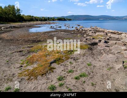 Rom, Italien. 17 Aug, 2017. Der See von Bracciano (Rom), ein See vulkanischen Ursprungs und Wasser finden der Hauptstadt, im Norden der Stadt von Rom, ist die Trocknung (es 1,4 Meter unterhalb der Schwelle fiel) aufgrund der Dürre und den Fang von Wasser für hydroponable Verwendung von Acea Ato 2 Spa - von der städtischen Acea (Kommunale Energie und Umwelt Unternehmen) - Kontrollierte nach Rom Kapital Kredit: Patrizia Cortellessa/Pacific Press/Alamy Leben Nachrichten dienen. Stockfoto