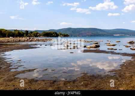 Rom, Italien. 17 Aug, 2017. Der See von Bracciano (Rom), ein See vulkanischen Ursprungs und Wasser finden der Hauptstadt, im Norden der Stadt von Rom, ist die Trocknung (es 1,4 Meter unterhalb der Schwelle fiel) aufgrund der Dürre und den Fang von Wasser für hydroponable Verwendung von Acea Ato 2 Spa - von der städtischen Acea (Kommunale Energie und Umwelt Unternehmen) - Kontrollierte nach Rom Kapital Kredit: Patrizia Cortellessa/Pacific Press/Alamy Leben Nachrichten dienen. Stockfoto