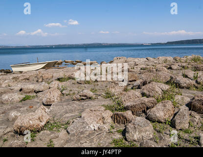 Rom, Italien. 17 Aug, 2017. Der See von Bracciano (Rom), ein See vulkanischen Ursprungs und Wasser finden der Hauptstadt, im Norden der Stadt von Rom, ist die Trocknung (es 1,4 Meter unterhalb der Schwelle fiel) aufgrund der Dürre und den Fang von Wasser für hydroponable Verwendung von Acea Ato 2 Spa - von der städtischen Acea (Kommunale Energie und Umwelt Unternehmen) - Kontrollierte nach Rom Kapital Kredit: Patrizia Cortellessa/Pacific Press/Alamy Leben Nachrichten dienen. Stockfoto