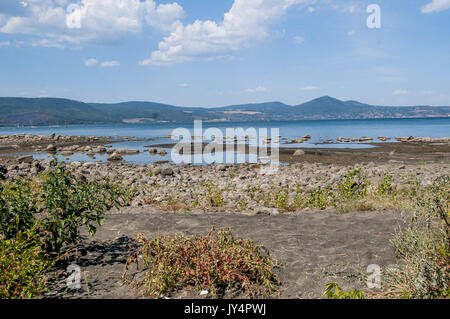 Rom, Italien. 17 Aug, 2017. Der See von Bracciano (Rom), ein See vulkanischen Ursprungs und Wasser finden der Hauptstadt, im Norden der Stadt von Rom, ist die Trocknung (es 1,4 Meter unterhalb der Schwelle fiel) aufgrund der Dürre und den Fang von Wasser für hydroponable Verwendung von Acea Ato 2 Spa - von der städtischen Acea (Kommunale Energie und Umwelt Unternehmen) - Kontrollierte nach Rom Kapital Kredit: Patrizia Cortellessa/Pacific Press/Alamy Leben Nachrichten dienen. Stockfoto