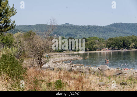 Rom, Italien. 17 Aug, 2017. Der See von Bracciano (Rom), ein See vulkanischen Ursprungs und Wasser finden der Hauptstadt, im Norden der Stadt von Rom, ist die Trocknung (es 1,4 Meter unterhalb der Schwelle fiel) aufgrund der Dürre und den Fang von Wasser für hydroponable Verwendung von Acea Ato 2 Spa - von der städtischen Acea (Kommunale Energie und Umwelt Unternehmen) - Kontrollierte nach Rom Kapital Kredit: Patrizia Cortellessa/Pacific Press/Alamy Leben Nachrichten dienen. Stockfoto