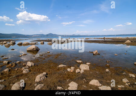 Rom, Italien. 17 Aug, 2017. Der See von Bracciano (Rom), ein See vulkanischen Ursprungs und Wasser finden der Hauptstadt, im Norden der Stadt von Rom, ist die Trocknung (es 1,4 Meter unterhalb der Schwelle fiel) aufgrund der Dürre und den Fang von Wasser für hydroponable Verwendung von Acea Ato 2 Spa - von der städtischen Acea (Kommunale Energie und Umwelt Unternehmen) - Kontrollierte nach Rom Kapital Kredit: Patrizia Cortellessa/Pacific Press/Alamy Leben Nachrichten dienen. Stockfoto