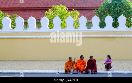 Kambodschanischen Mönche vor dem Royal Palace, Phnom Penh, Kambodscha Stockfoto