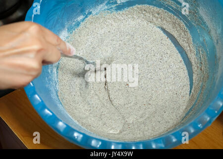 Detail der Vorbereitung Pfannkuchen Teig aus Buchweizen Mehl in eine Schüssel geben. Stockfoto