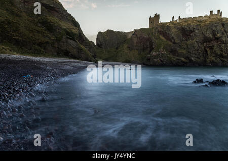 Dunnottar Castle aus der alten Halle Bay, London, Vereinigtes Königreich Stockfoto