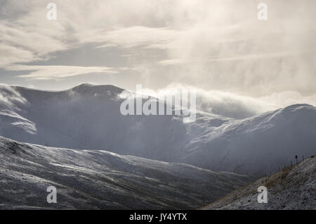 Schnee auf der Straße zum Glen Shee, A93, Alte Military Road, Schottland Stockfoto