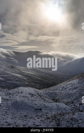 Schnee auf der Straße zum Glen Shee, A93, Alte Military Road, Schottland Stockfoto