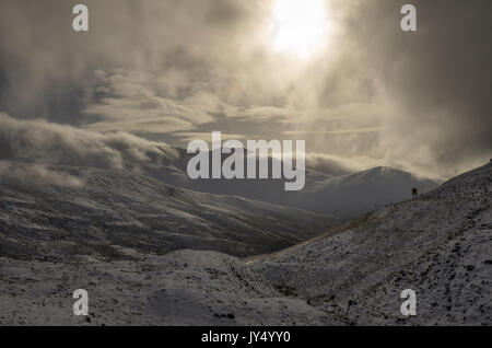 Schnee auf der Straße zum Glen Shee, A93, Alte Military Road, Schottland Stockfoto