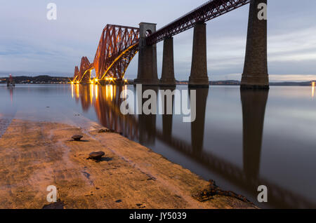 Dämmerung am Forth Rail Bridge, South Queensferry, Erhabene, Schottland Stockfoto