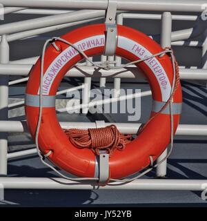 Leben Boje auf Pier in Peterhof bei St. Petersburg, Russland Stockfoto