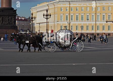 Pferdekutsche auf dem Schlossplatz, St. Petersburg, Russland Stockfoto