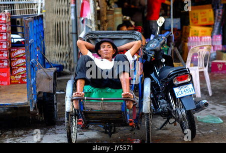 Kambodschanischen Pedicab Rider, Phnom Penh, Kambodscha Stockfoto