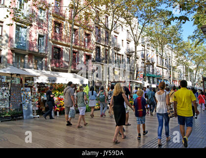 Die primäre Esplanade in Barcelona, Spanien, Las Ramblas, ist eine Fußgängerzone Durchgangsstraße gefüllt mit Touristen Menschen zu beobachten und beobachtet werden. Stockfoto