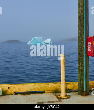 Eisberg und Feuerlöscher Kontrast, St Lunaire Griquet eine Gemeinschaft, die sich an der Spitze der nördlichen Halbinsel, Neufundland, Kanada Stockfoto