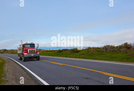 Amerikanische LKW auf der Straße durch Gros Morne National Park, ein UNESCO-Weltkulturerbe, Neufundland, Kanada läuft Stockfoto