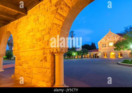 Der Gedächtniskirche an der Stanford University, Palo Alto, Kalifornien, bei Nacht Stockfoto