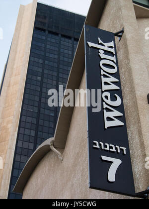 August 18, 2017. Ein Hinweisschild auf die Lage des WeWork Dubnov Tel Aviv coworking Gemeinschaft. Stockfoto