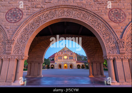 Der Gedächtniskirche an der Stanford University, Palo Alto, Kalifornien, bei Nacht Stockfoto