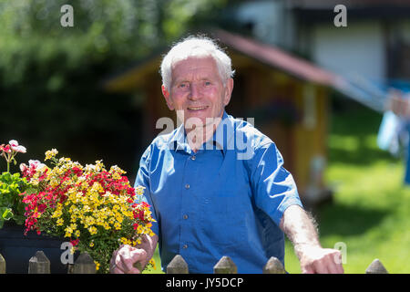 Georg Thoma, der ehemalige Nordische kombination Sportler und Olympiasieger und Weltmeister, vor der Ski Museum in Hinterzarten im Schwarzwald, Deutschland, 14. August 2017. Thoma wird 80 Am 20. August 2017. Foto: Patrick Seeger/dpa Stockfoto