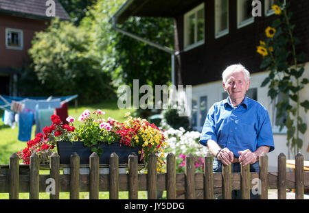 Georg Thoma, der ehemalige Nordische kombination Sportler und Olympiasieger und Weltmeister, vor der Ski Museum in Hinterzarten im Schwarzwald, Deutschland, 14. August 2017. Thoma wird 80 Am 20. August 2017. Foto: Patrick Seeger/dpa Stockfoto