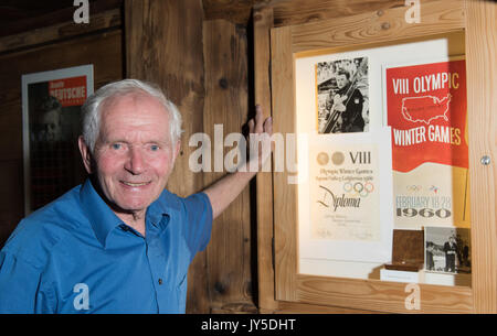 Georg Thoma, der ehemalige Nordische kombination Sportler und Olympiasieger und Weltmeister, neben seine Goldmedaille von den Olympischen Spielen 1960 in der Ski Museum in Hinterzarten im Schwarzwald, Deutschland, 14. August 2017. Thoma wird 80 Am 20. August 2017. Foto: Patrick Seeger/dpa Stockfoto