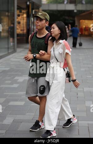 Beijin, Beijin, China. 17 Aug, 2017. Peking, China, 17. August 2017: (redaktionelle Verwendung. CHINA). Ein schickes Mädchen Spaziergänge entlang der Straße in Sanlitun, die Mode Hub in Peking. Credit: SIPA Asien/ZUMA Draht/Alamy leben Nachrichten Stockfoto