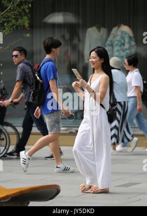 Beijin, Beijin, China. 17 Aug, 2017. Peking, China, 17. August 2017: (redaktionelle Verwendung. CHINA). Ein schickes Mädchen Spaziergänge entlang der Straße in Sanlitun, die Mode Hub in Peking. Credit: SIPA Asien/ZUMA Draht/Alamy leben Nachrichten Stockfoto