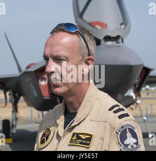 Abbotsford, British Columbia, Kanada. 12 Aug, 2017. Oberstleutnant LAURENS - JAN VIJGE der Royal Netherlands Air Force (RNLAF) spricht zu Abbotsford International Air Show Teilnehmer vor seiner Lockheed Martin F-35A Lightning II Kampfflugzeug. Das Flugzeug ist einer der beiden derzeit geflogen von der RNLAF IST; es war auf Static Display während der August 11-13, 2017. Credit: bayne Stanley/ZUMA Draht/Alamy leben Nachrichten Stockfoto