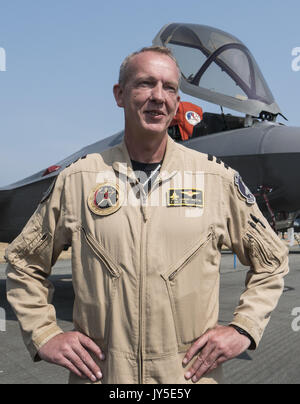 Abbotsford, British Columbia, Kanada. 12 Aug, 2017. Oberstleutnant LAURENS - JAN VIJGE der Royal Netherlands Air Force (RNLAF) spricht zu Abbotsford International Air Show Teilnehmer vor seiner Lockheed Martin F-35A Lightning II Kampfflugzeug. Das Flugzeug ist einer der beiden derzeit geflogen von der RNLAF IST; es war auf Static Display während der August 11-13, 2017. Credit: bayne Stanley/ZUMA Draht/Alamy leben Nachrichten Stockfoto