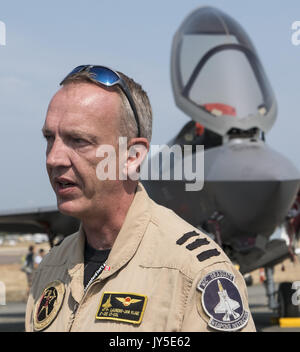 Abbotsford, British Columbia, Kanada. 12 Aug, 2017. Oberstleutnant LAURENS - JAN VIJGE der Royal Netherlands Air Force (RNLAF) spricht zu Abbotsford International Air Show Teilnehmer vor seiner Lockheed Martin F-35A Lightning II Kampfflugzeug. Das Flugzeug ist einer der beiden derzeit geflogen von der RNLAF IST; es war auf Static Display während der August 11-13, 2017. Credit: bayne Stanley/ZUMA Draht/Alamy leben Nachrichten Stockfoto