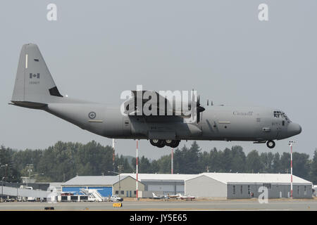 Abbotsford, British Columbia, Kanada. 11 Aug, 2017. Die Royal Canadian Air Force (Rcaf) Lockheed Martin CC-130J Super Hercules Transportflugzeug von 436 Squadron landet in Abbotsford, British Columbia vor Beginn der Abbotsford International Airshow. Credit: bayne Stanley/ZUMA Draht/Alamy leben Nachrichten Stockfoto