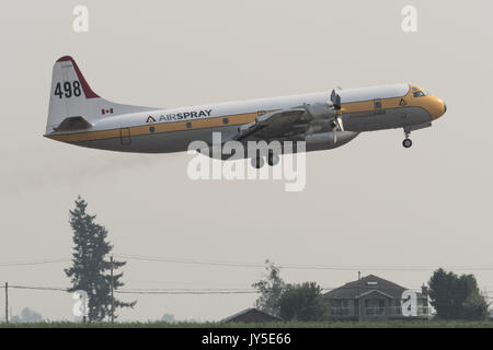 Abbotsford, British Columbia, Kanada. 11 Aug, 2017. Als der Abbotsford International Airshow angehalten, eine Lockheed L-188 Electra (C-FDTH) Schwere airtanker Flugzeuge, nimmt ein wildfire Brennen in British Columbia Innenraum zu kämpfen. Das Flugzeug gehört zu Air Spray (1967) Ltd. aus Edmonton, Alberta. Credit: bayne Stanley/ZUMA Draht/Alamy leben Nachrichten Stockfoto