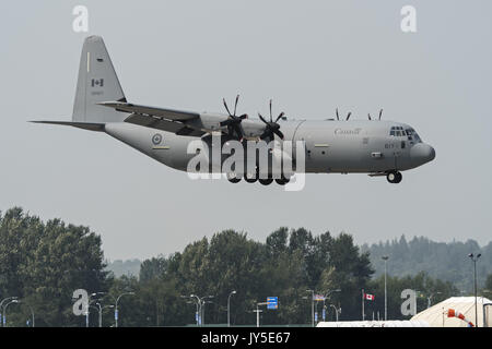 Abbotsford, British Columbia, Kanada. 11 Aug, 2017. Die Royal Canadian Air Force (Rcaf) Lockheed Martin CC-130J Super Hercules Transportflugzeug von 436 Squadron landet in Abbotsford, British Columbia vor Beginn der Abbotsford International Airshow. Credit: bayne Stanley/ZUMA Draht/Alamy leben Nachrichten Stockfoto