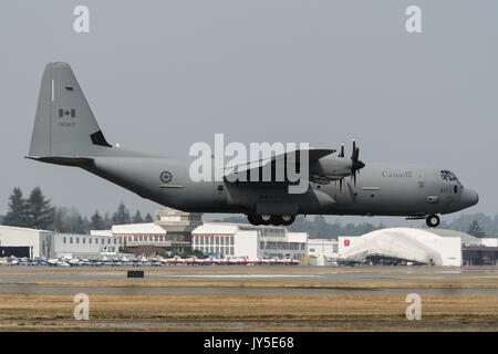 Abbotsford, British Columbia, Kanada. 11 Aug, 2017. Die Royal Canadian Air Force (Rcaf) Lockheed Martin CC-130J Super Hercules Transportflugzeug von 436 Squadron landet in Abbotsford, British Columbia vor Beginn der Abbotsford International Airshow. Credit: bayne Stanley/ZUMA Draht/Alamy leben Nachrichten Stockfoto