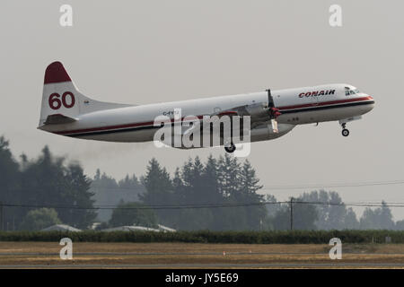 Abbotsford, British Columbia, Kanada. 11 Aug, 2017. Als der Abbotsford International Airshow angehalten, eine Lockheed L-188 Electra (C-FYYJ) Schwere airtanker Flugzeuge, nimmt ein wildfire Brennen in British Columbia Innenraum zu kämpfen. Das Flugzeug gehört zu Conair Group Inc. von Abbotsford, British Columbia. Credit: bayne Stanley/ZUMA Draht/Alamy leben Nachrichten Stockfoto