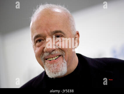 Datei - eine Datei Bild bei der Vorstellung des Buches für seinen Roman "Brida", auf der Buchmesse in Frankfurt am Main, Deutschland vom 16. Oktober 2008 zeigt Autor Paulo Coelho. Foto: Arno Burgi/dpa-Zentralbild/dpa Stockfoto