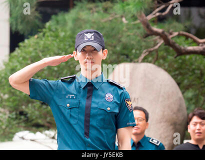 Max Changmin, 18 Aug, 2017: Max Changmin, ein Mitglied der K-Pop Duo TVXQ grüßt Fans auf der Seoul Metropolitan Police Agentur in Seoul, Südkorea. Changmin wurde von der Wehrpflicht am Freitag entlassen. Changmin Yunho und U-Wissen der K-Pop Duo TVXQ halten Pressekonferenz die Wiederaufnahme ihrer Tätigkeiten in Seoul und Tokio am 21. August und in Hongkong am 22. August 2017 zu verkünden, nach S.M. Unterhaltung. Quelle: Lee Jae-Won/LBA/Alamy leben Nachrichten Stockfoto