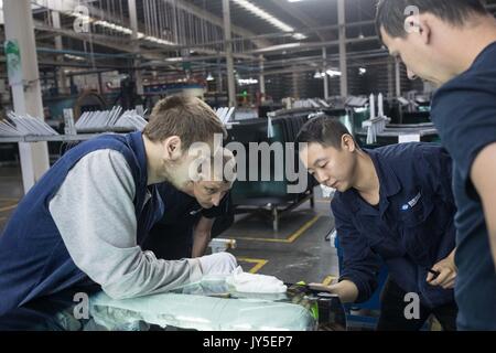 Kaluga, Russland. 18. Juli 2017. Die chinesischen und russischen Arbeiter arbeiten in einem Automobil-Floatglas Produktion in der Fabrik in Russland von Chinas Fuyao Glass Industry Group Co. in Kaluga, Russland, 18. Juli 2017. Fuyao Group ist ein bekannter chinesischer Unternehmen, spezialisiert in der Herstellung von Automobilen und industriellen technologischen Glas. Fuyao investiert im Jahr 2011 rund 200 Millionen US-Dollar Automobil-Produktionslinien für Floatglas in Kaluga zu errichten. Credit: Wu Zhuang/Xinhua/Alamy leben Nachrichten Stockfoto